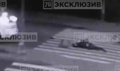 В Петербурге поздно вечером курьер попал под колеса автомобиля — видео - ivbg.ru - Украина - Санкт-Петербург