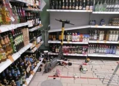 В воронежском магазине электросамокатчик врезался в витрину - gorcom36.ru - Воронеж