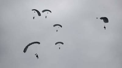 Парашютист сломал ноги при неудачном прыжке в Подмосковье - iz.ru - Израиль - Московская обл.