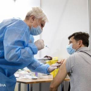 В Нидерландах для людей с иммунными расстройствами рекомендовали третью дозу прививки от коронавируса - reporter-ua.com - Голландия