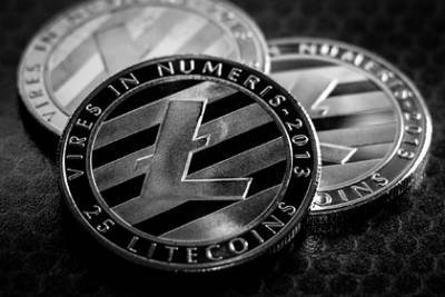 Конкурент биткоина обвалился из-за поверившего фейку менеджера - lenta.ru