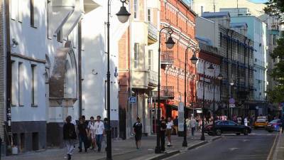 В дептрансе объяснили запрет парковки самокатов на Патриарших прудах - vm.ru - Москва