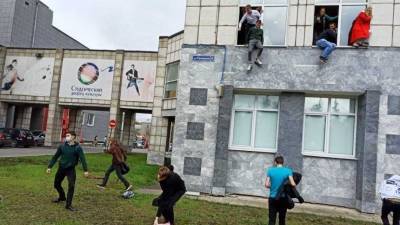 Нападавший с оружием в пермском вузе попал на видео - 5-tv.ru - Пермь - Пермский край
