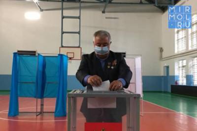 Ополченец Ахмед Саламов стал первым проголосовавшим на выборах в Кизляре - mirmol.ru - Россия - респ. Дагестан