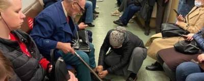 Пассажирка метро в Новосибирске помогла пожилому мужчине завязать шнурки - runews24.ru - Новосибирск