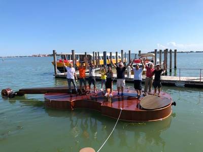 В Венеции спустили на воду лодку в форме скрипки - tvc.ru - Венеции