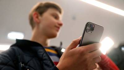 Россияне начали распродавать старые IPhone перед презентацией нового - iz.ru - Израиль