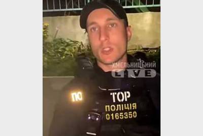 Украинка помешала полицейскому спасти кота из-за языка - lenta.ru - Украина - Хмельницкая обл.