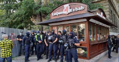 У Львові директор "Галицького ринку" побився з муніципалами під час демонтажу куоску з шаурмою - 24tv.ua