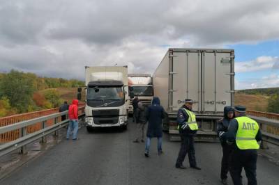 В Башкирии на трассе М-5 столкнулись три грузовика, разлилась нефть - bash.news - Башкирия - район Иглинский