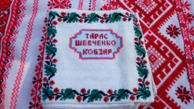 Тарас Шевченко - На Черкасчине женщина вышила «Кобзарь» Тараса Шевченко - lenta.ua - Украина