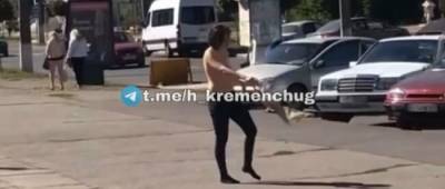 Біля Кременчуцького університету дівчина влаштувала танці топлес (відео) - w-n.com.ua - місто Кременчук