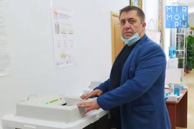 Региональный координатор движения «Бессмертный полк» Эльдар Кадиев принял участие в голосовании в Кизляре - mirmol.ru - респ. Дагестан