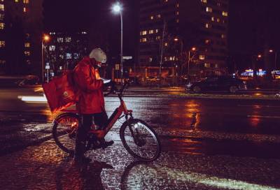В Петербурге оперативно задержали подозреваемого в разбойном нападении на курьера доставки еды - online47.ru - Россия - Ленинградская обл. - Санкт-Петербург