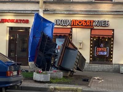 На Васильевском острове штормовой ветер снёс овощной ларёк - neva.today - Санкт-Петербург