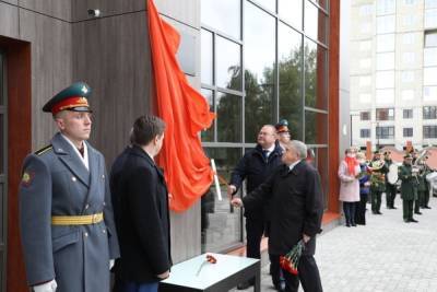 Олег Мельниченко - Олег Мельниченко побывал на открытии мемориальной доски Льву Ермину - mk.ru - Пензенская обл. - Пенза