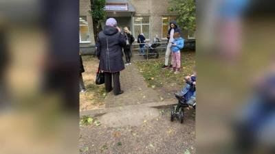 В Воронеже пациенты детской поликлиники часами стояли под дождем - gorcom36.ru - Воронеж