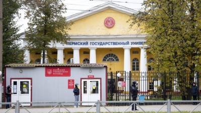 Олег Сыромятников - В вузе Перми прокомментировали действия продолжавшего лекцию во время стрельбы профессора - russian.rt.com - Пермь