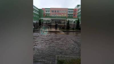 Переход у главного входа воронежской школы затопило во время ливня - vestivrn.ru - Воронеж
