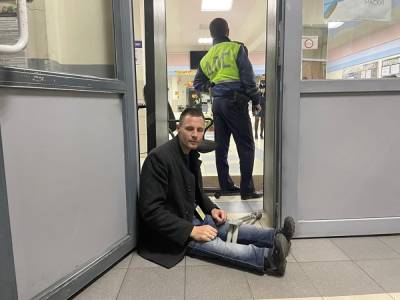 Ночью в Петербурге на одном из УИКов полиция напала на кандидата в Заксобрание города - znak.com - Санкт-Петербург