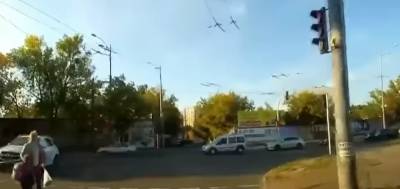 "Куда ты спешишь?": мама потянула дочку на красный свет, водитель не выдержал - politeka.net - Украина - Киев
