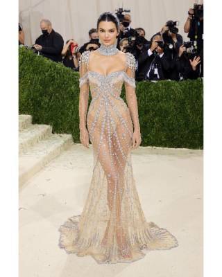 Идеал: Кендалл Дженнер в "голой" платье от Givenchy захватила роскошной фигурой - narodna-pravda.ua - Украина - Нью-Йорк - Нью-Йорк