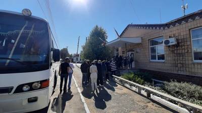 Как жителей Донбасса подвозили автобусами голосовать в Ростовской области на выборах в Госдуму. Репортаж - znak.com - Россия - ДНР - Ростовская обл. - ЛНР - Донбасс - Донецкая обл.