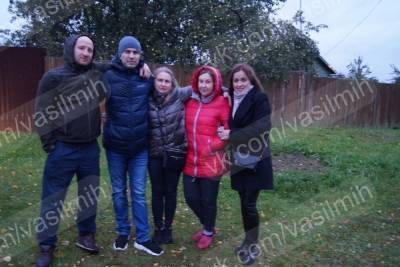 Александра Зобенкова, оправданного за тройное убийство под Тверью, прямо у ворот встретили друзья и родные - tver.mk.ru - Тверь