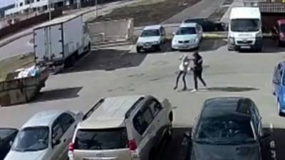 В воронежском микрорайоне мужчина набросился на 12-летнюю нагрубившую ему девочку - vestivrn.ru - Воронеж