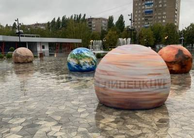 Скамейки-"планеты" у "Звездного" уже пострадали от вандалов - lipetskmedia.ru - Липецк