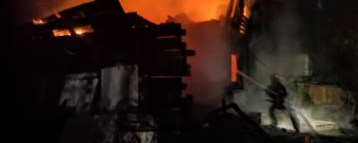 В Новосибирском районе ночью сгорел садовый домик, второй удалось потушить - runews24.ru - Россия - Новосибирск