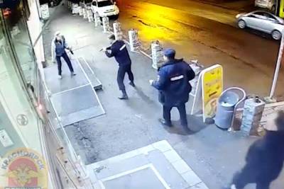 Напавшему на подростков мужчине в Красноярске ждет до 5 лет тюрьмы - kras.mk.ru - Красноярск