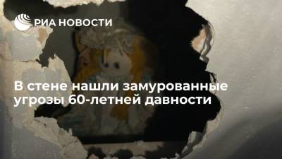 Британский учитель нашел в стене нового дома замурованную куклу и записку с угрозами - ria.ru - Москва - Англия - Великобритания