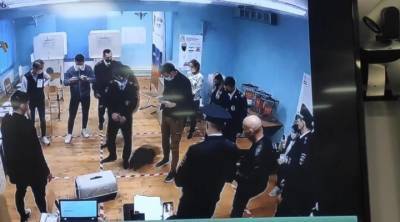 Алексей Венедиктов - Енот семь минут бегал от полиции на избирательном участке в Москве - vm.ru - Москва