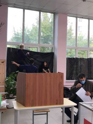 В Челябинске на избирательном участке в школе окна закрыли мешками для мусора - znak.com - Россия - Челябинская обл. - Челябинск - район Металлургический, Челябинск