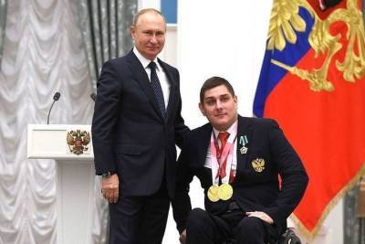 Владимир Путин - Владимир Путин высоко оценил две победы фехтовальщика из Омска на Паралимпиаде - omsk.mk.ru - Россия - Токио - Омск
