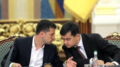 Дмитрий Разумков - Михаил Подоляк - В ОП раскритиковали Разумкова за «торможение инициатив Зеленского» - sharij.net
