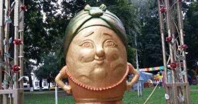 Памятник картошке установили в Житомирской области на Украине - ren.tv - Украина - Нью-Йорк - Житомирская обл.
