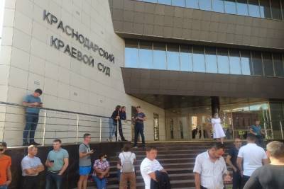 Владельцы машин с армянскими номерами собрались перед зданием крайсуда - kuban.mk.ru - Краснодар
