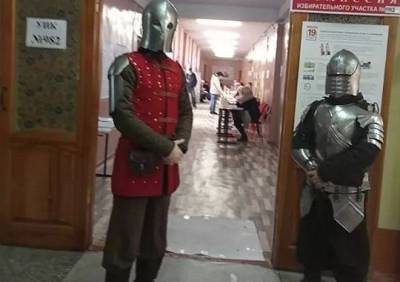 В Рязани проголосовали «рыцари» в доспехах - ya62.ru - Рязань