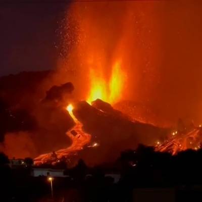 Лава извергающегося вулкана на испанском острове Пальма разрушили более 150 домов - radiomayak.ru