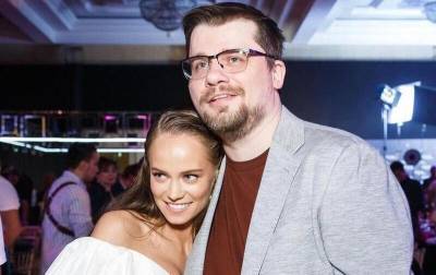 Кристина Асмус - Гарик Харламов - Екатерина Ковальчук - Одобрила невестку: Гарик Харламов познакомил новую возлюбленную с мамой - bloknot.ru