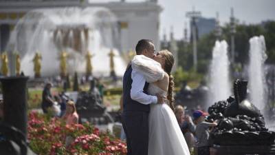 Более 700 пар поженились в День города в Москве - vm.ru - Москва - День