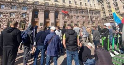 Под Киевсоветом ветераны АТО митинговали против советника Кличко: "Это агент влияния ФСБ" - delo.ua - Украина - Киев - Экология