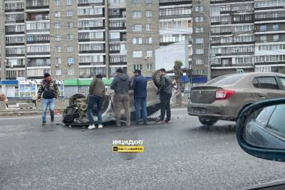 Иномарка перевернулась на крышу из-за ямы в центре Новосибирска - novos.mk.ru - Новосибирск