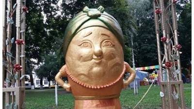 С бусами и сапогами: в украинском городе появился памятник картошке - mir24.tv - Украина - Белоруссия - Житомирская обл.