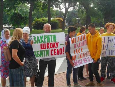 На Черниговщине протестуют против закрытия десятков школ - lenta.ua - Украина - Черниговская обл.