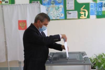 Первый вице-премьер Нюсрет Омаров проголосовал на выборах депутатов Госдумы и Народного Собрания РД - mirmol.ru