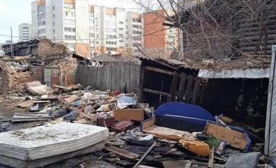 В Тюмени на Самарцева у многоэтажки мужчина самостоятельно убрал 30-тонную незаконную свалку - news.megatyumen.ru - Тюмень - Экология