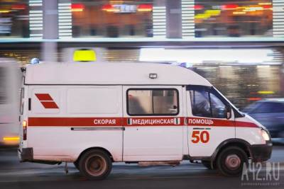 Водитель Nissan снёс забор около АЗС на Радуге в Кемерове - gazeta.a42.ru - Кемерово